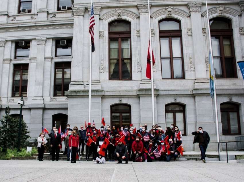 Shqiptarët në Filadelfia e ngritën flamurin Kuq e Zi në sheshin e Bashkisë