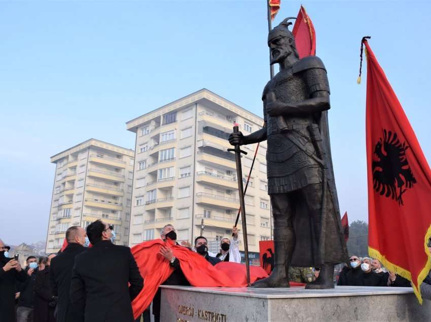 Kryeqytetit historik të shqiptarëve për nder të Ditës së Flamurit iu bashkua edhe shtatorja e Skënderbeut