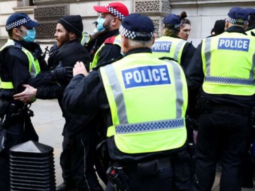 Policia londineze arreston 155 persona që kundërshtuan masat izoluese