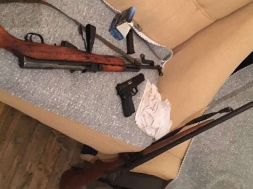 Policia i arreston dy të rinj në Podujevë, i sekuestron tri armë