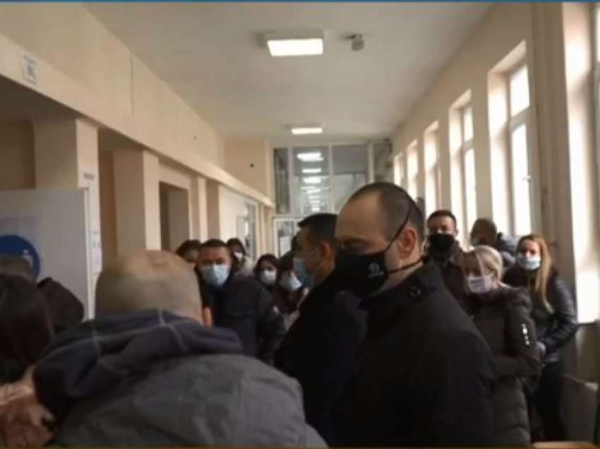 Skandal në Mitrovicën e Veriut! Në një nga pikat qindra qytetarët grumbullohen brenda një korridori, thyhen që në fillim rregullat anti-COVID