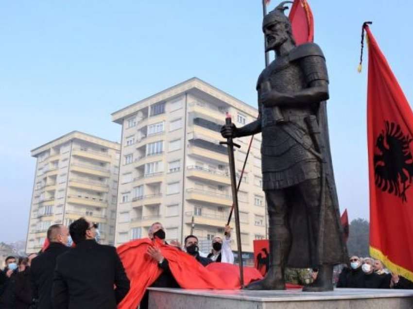 Skulptori Artan Peqini reagon për shtatoren e Skënderbeut në Prizren