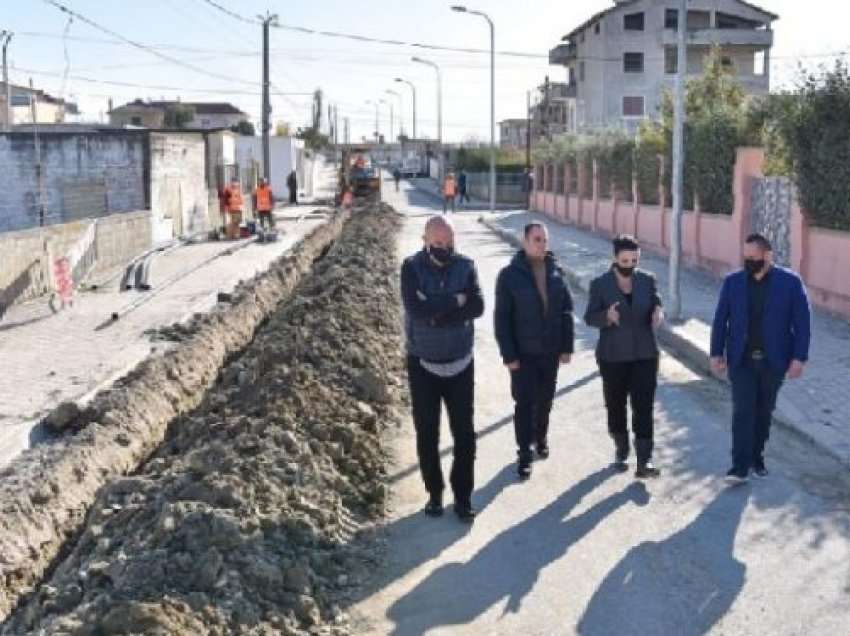 Shijak/ Balluku inspekton punimet për ujësjellësin e ri: 128 kantieret e hapura përfundojnë para afatit