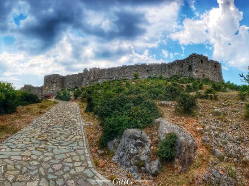 Kalaja e Lezhës i ‘mirëpret’ turistët në errësirë/ Nga vjedhja e kabllove gjatë natës, ura e kalbur dhe rrëshqitja e murit