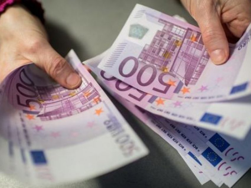 I deponoi 13 mijë euro që dyshohet të jenë të falsifikuara, zyrtari i bankës denoncon rastin në Polici