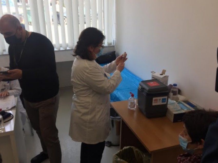 Nis vaksinimi i personelit shëndetësor edhe në Prizren