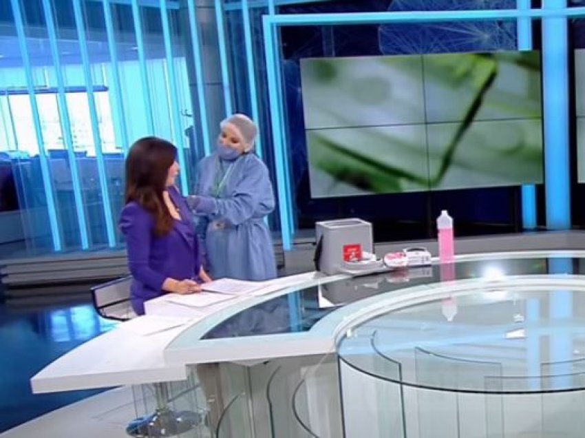 Lot dhe emocion! Gazetarja shqiptare vaksinohet live në edicionin e lajmeve