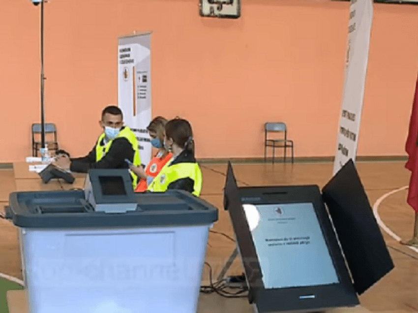 Votim dhe numërim elektronik/ Hapet qendra për të mësuar votimin, me 50 mijë votuesit e Njësisë 10 në Tiranë