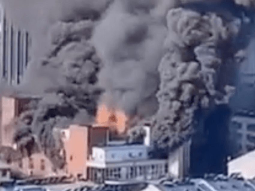Zjarr i madh përfshiu një qendër tregtare në Kinë, të paktën katër të vdekur