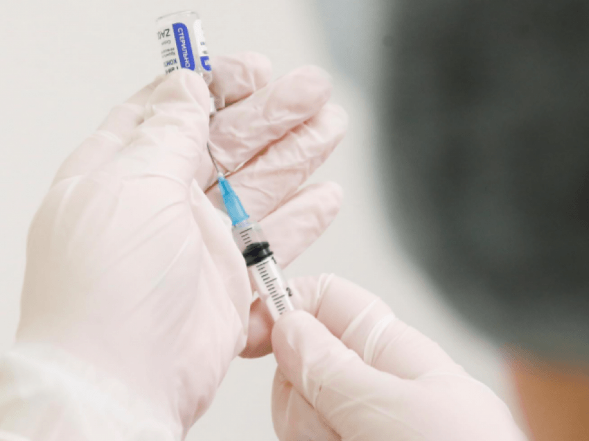 Të gjithë mbi 50-vjeçarët në Britani morën një dozë të vaksinës