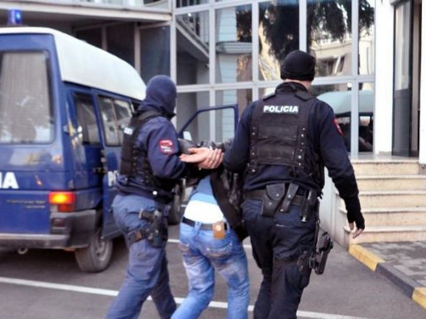 Policia e Tiranës arreston 8 persona, mes tyre dhe babë e bir. Ja akuzat