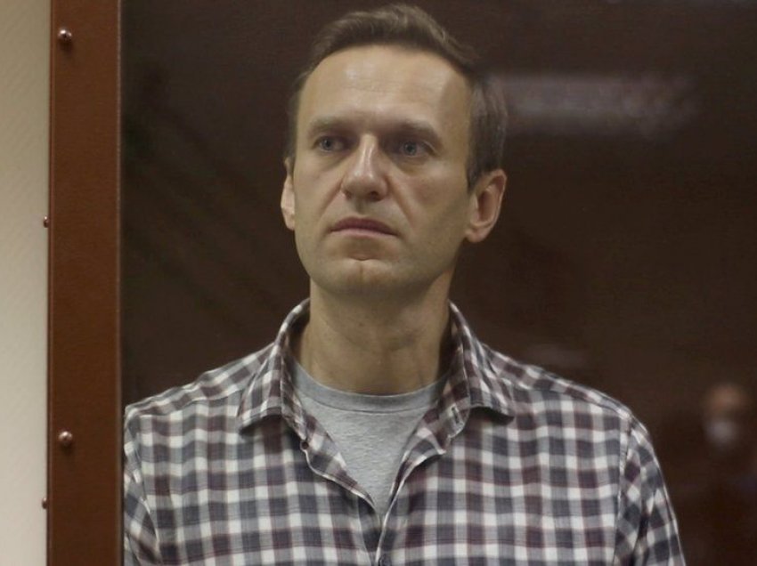 Alexei Navalny “po humb ndjesinë në këmbë dhe duar”