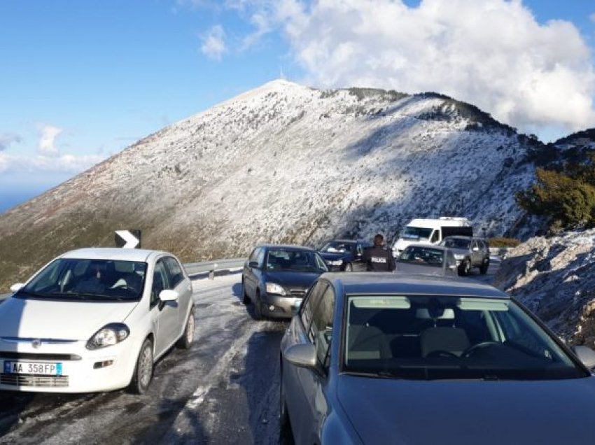 Dëborë në prill, shoferët të papërgatitur, bllokohet qarkullimi i automjeteve në Llogara