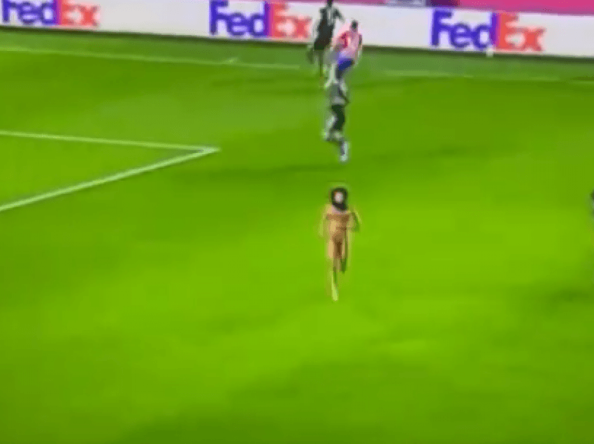 Ja personi nudo në fushë, ndërpritet ndeshja Granada – Manchester United