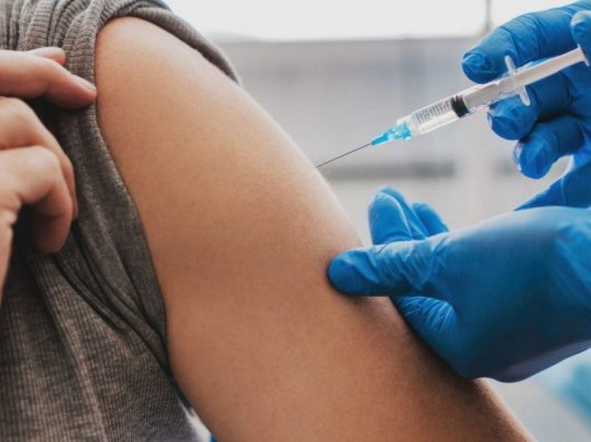 Të rinjtë kanë më shumë gjasa të përjetojnë efekte anësore më të theksuara nga vaksina anti-COVID. Pse dozat merren pak kohë larg njëra-tjetrës
