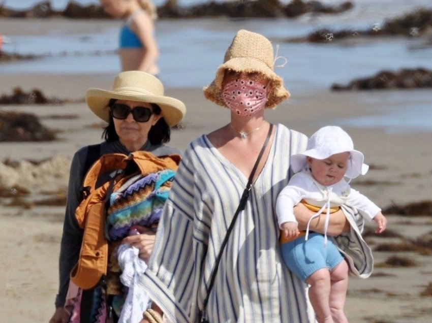 Katy Perry shfaqet në plazh me vajzën, dhe të gjithëve u mbetën sytë tek këmbët e saj!
