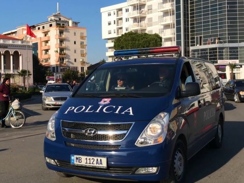 Pronari i lokalit dhe 25 vjeçari goditën policin në Fier, shoqërohen në polici