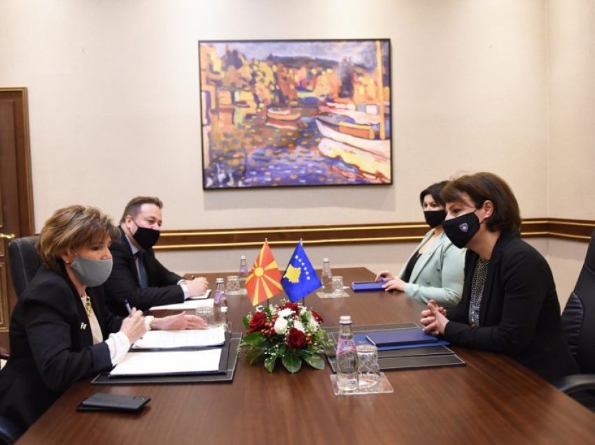 Ministrja Gërvalla takohet me ambasadoren e Maqedonisë së Veriut, flasin për menaxhimin e pandemisë