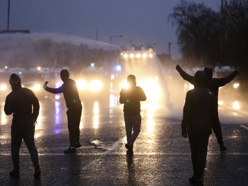 Protestuesit sfidojnë thirrjet për qetësi, përshkallëzohet dhuna në Belfast