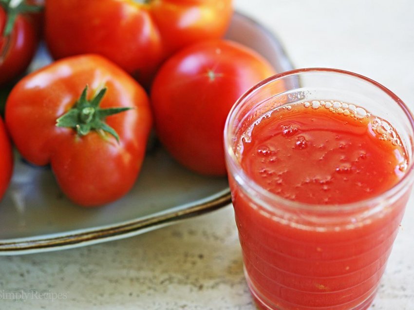 Arsyet pse duhet ta konsumoni lëngun e domateve