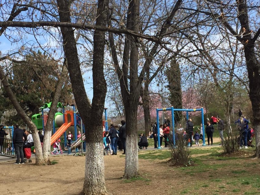Numër i madh i qytetarëve po kalojnë ditën në Parkun e Qytetit në Prishtinë