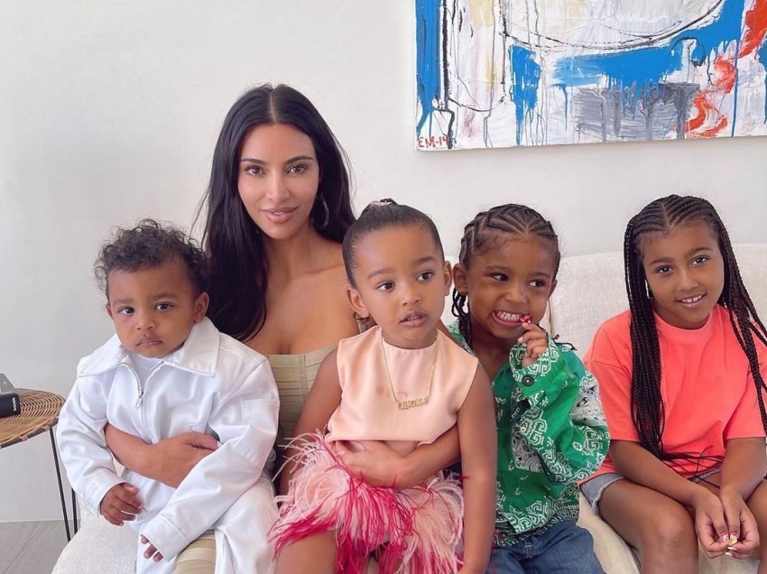 Kim Kardashian mbledh të katër fëmijët e saj së bashku për postimin e ëmbël