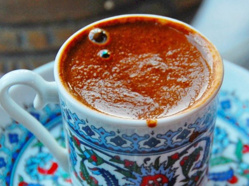 Sekreti i kafes turke – Si ta përgatitni që të ketë shijen perfekte?