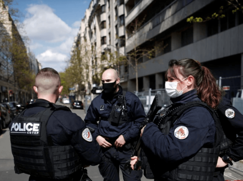 Policia në kërkim të të dyshuarit pas vrasjes në Paris