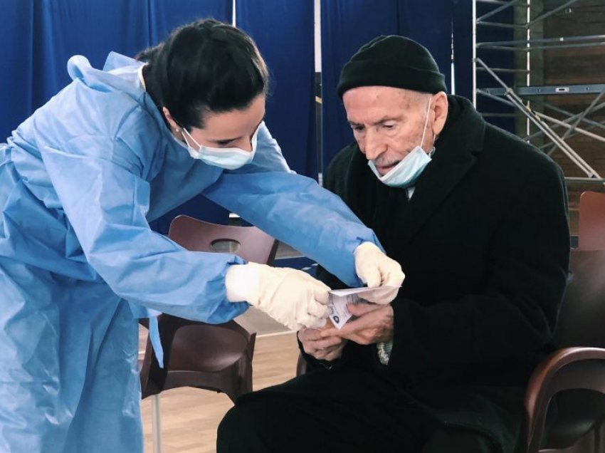 Nis vaksinimi i të moshuarve në Podujevë