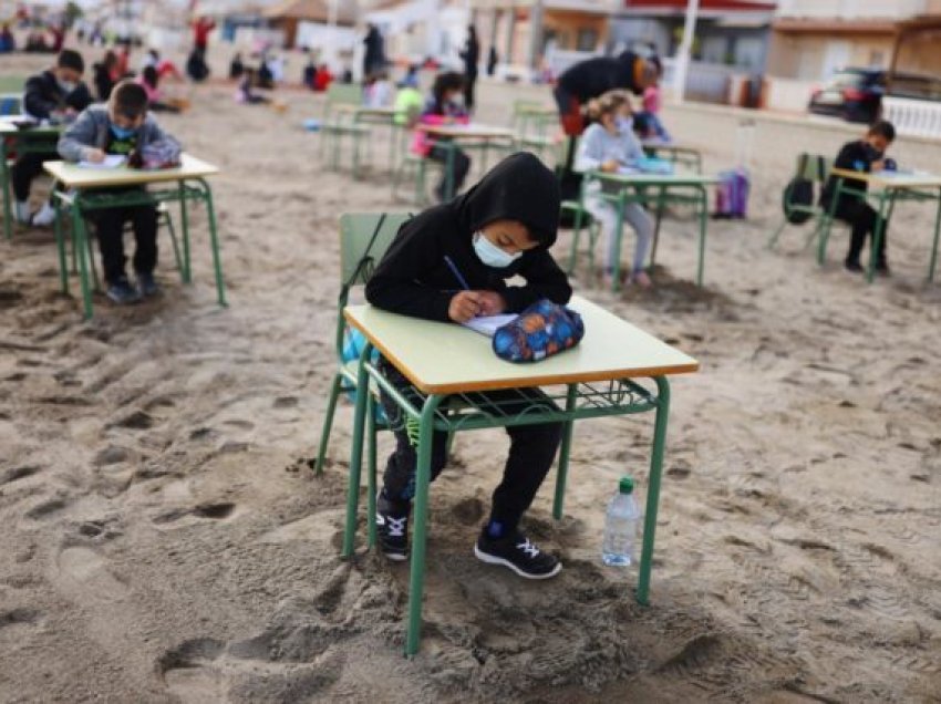 1 vit nga pandemia, fëmijët spanjollë nisin mësimin në plazh