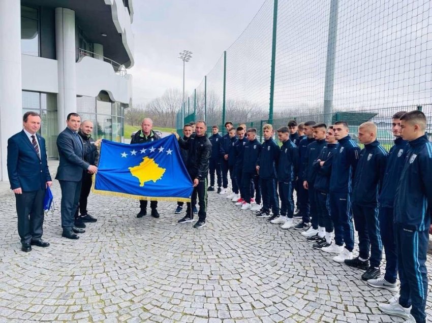 Ambasadori Pllana takohet me lojtarët e Kombëtares së Kosovës, ky është mesazhi i tij 