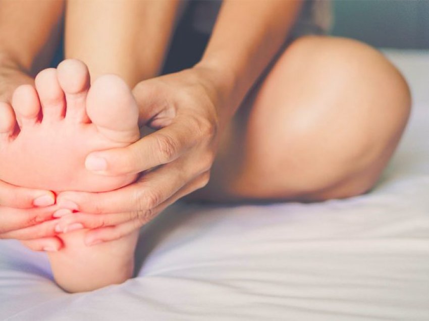 Ngërçi i gishtave të këmbës – Pse ndodhë dhe si mund ta trajtoni