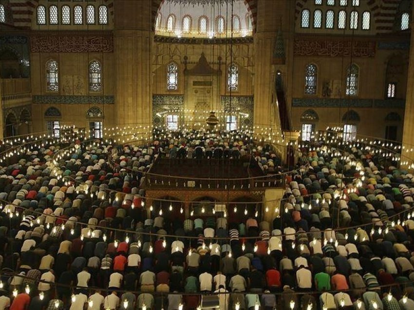 Gjashtë vende arabe lejojnë namazin e teravisë në xhami