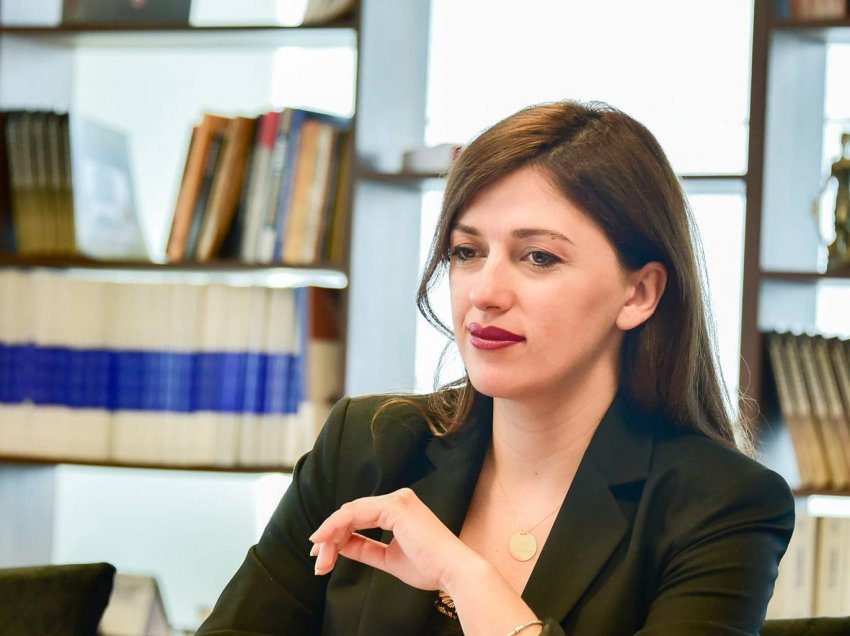 Rasti i vaksinave, Albulena Haxhiu flet për publikimin e dokumenteve konfidenciale