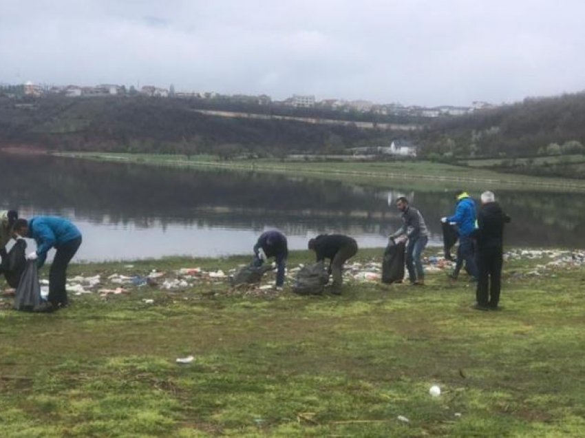 Qindra vullnetarë bëhen bashkë për të pastruar liqenin e Kukësit