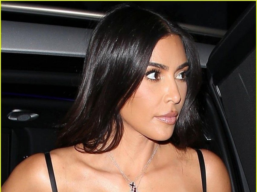 Kim Kardashian shfaqet e veshur me dizajn gjarpri teksa takohet për darkë me miqtë