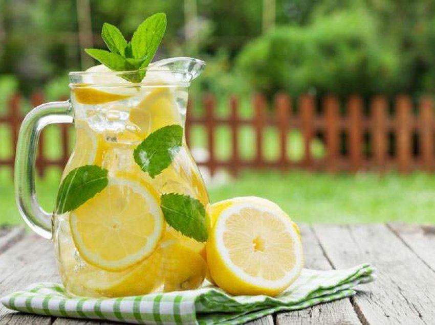 Si përgatitet uji me limon për t’i marrë përfitimet maksimale?