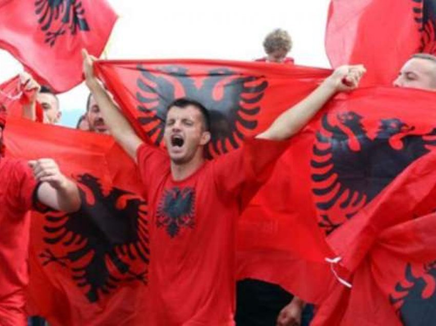 Tifozët shqiptarë brohoritën Kosova është Shqipëri, sulmohen nga huliganët serbë, një i plagosur