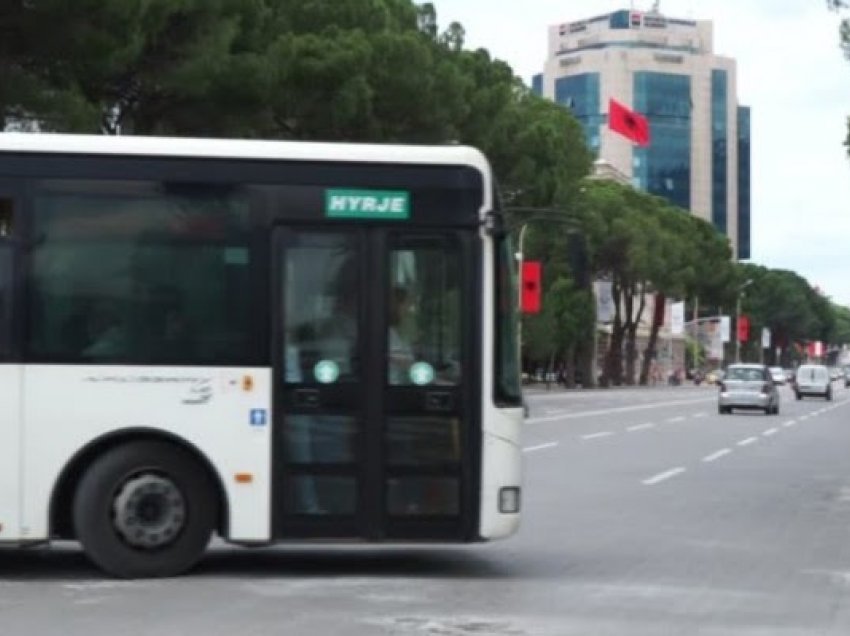 Autobusi përplaset me një veturë në qendër të Tiranës, ka të lënduar