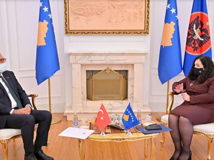 Presidentja Osmani ka pritur në takim ambasadorin turk në Kosovë, Çagri Sakar