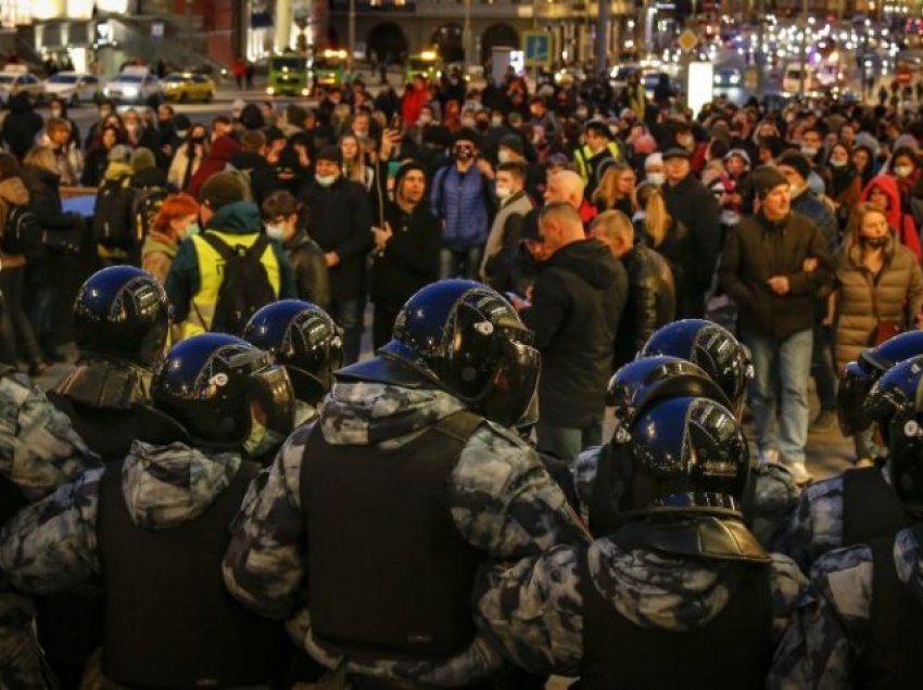 Mbi 400 të arrestuar gjatë protestave masive në Rusi