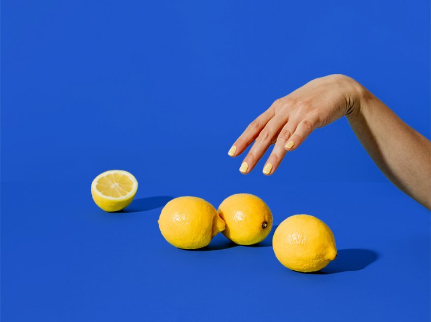 Si ta përdorësh limonin për shëndetin e flokëve dhe lëkurës tënde