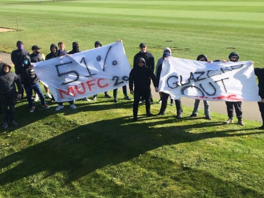 Fansat e Manchester United hynë në stadium në formë proteste kundër Glazers
