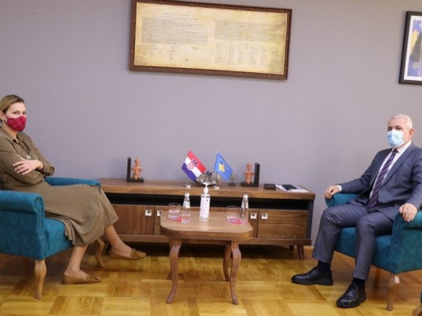 ​Sveçla takohet me ambasadoren e Kroacisë në Kosovë, Daniela Barishiq