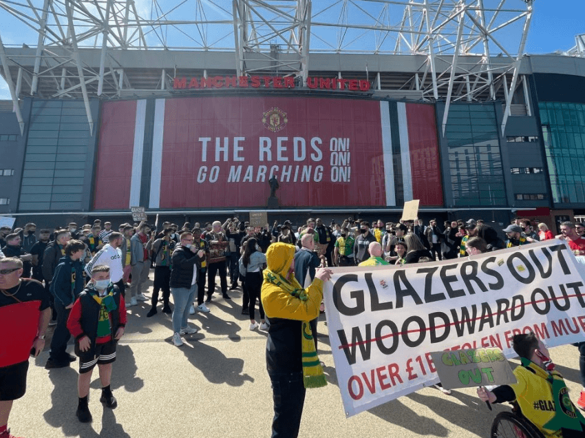 Tifozët e Man Utd protestojnë jashtë stadiumit për largimin e presidentit nga klubi