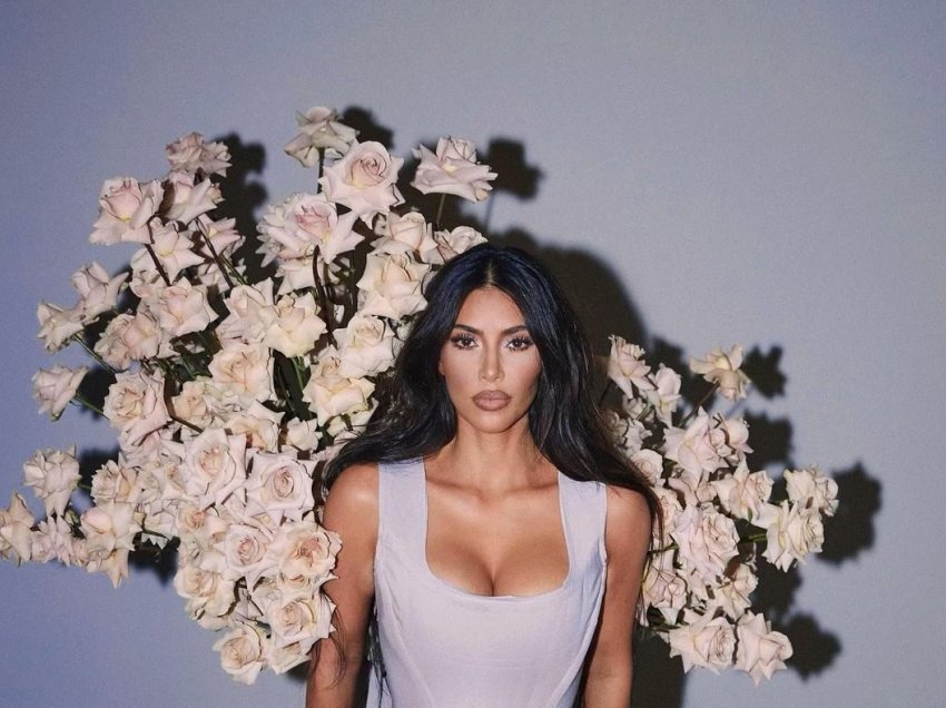 Kim Kardashian pozon mes luleve për kampanjën e re të “KKW Frangrance”