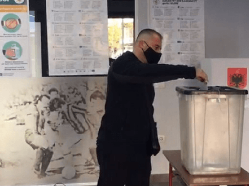 E çuditshme në Vlorë/ Komisioneri paraqitet në qendrën e votimit, por nëna e tij nxjerr dokumentin që...