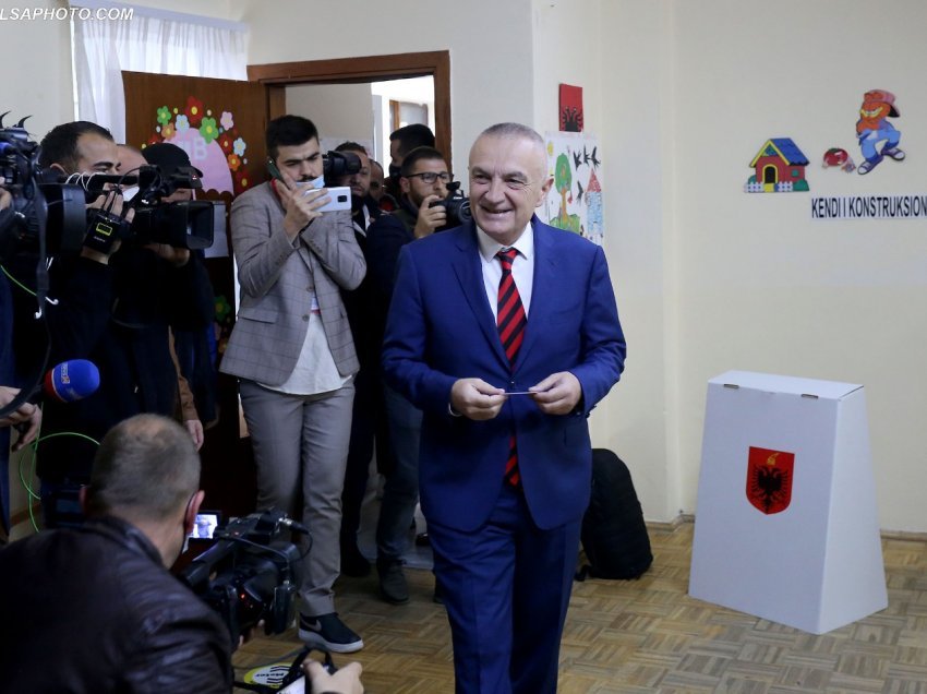  Presidenti Ilir Meta niset drejt Elbasanit, do të shikojë nga afër procesin në disa qendra votimi