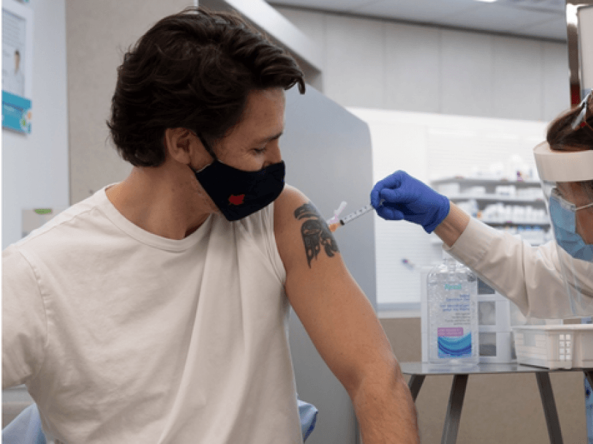 Kryeministri kanadez merr vaksinën, por gjithë vëmendja shkon te tatuazhi në krah