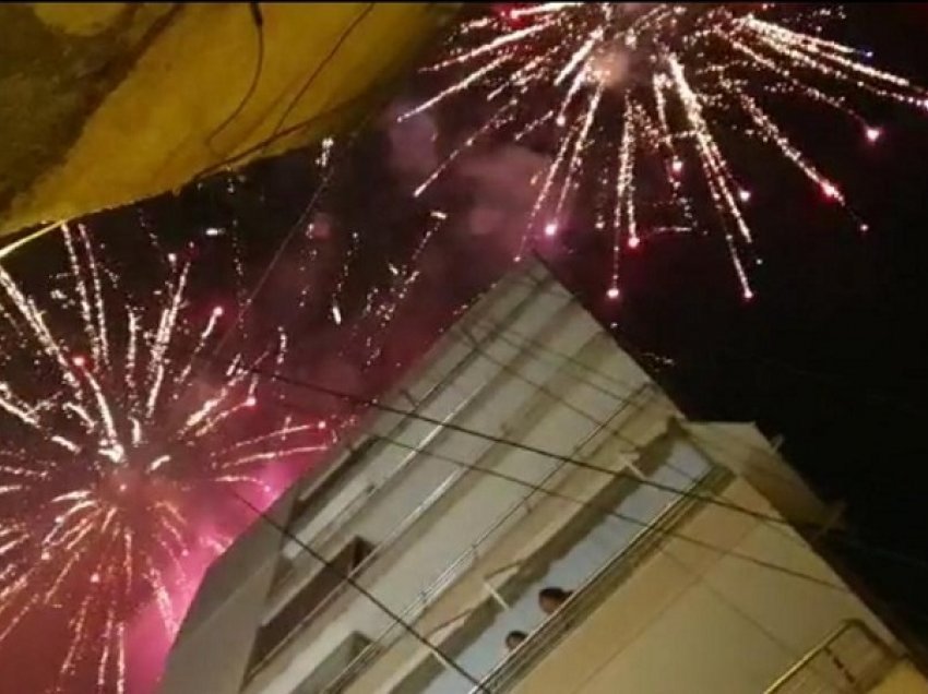 Entuziazëm në Elbasan/ Partia Socialiste ndez fishekzjarret e ‘fitores’